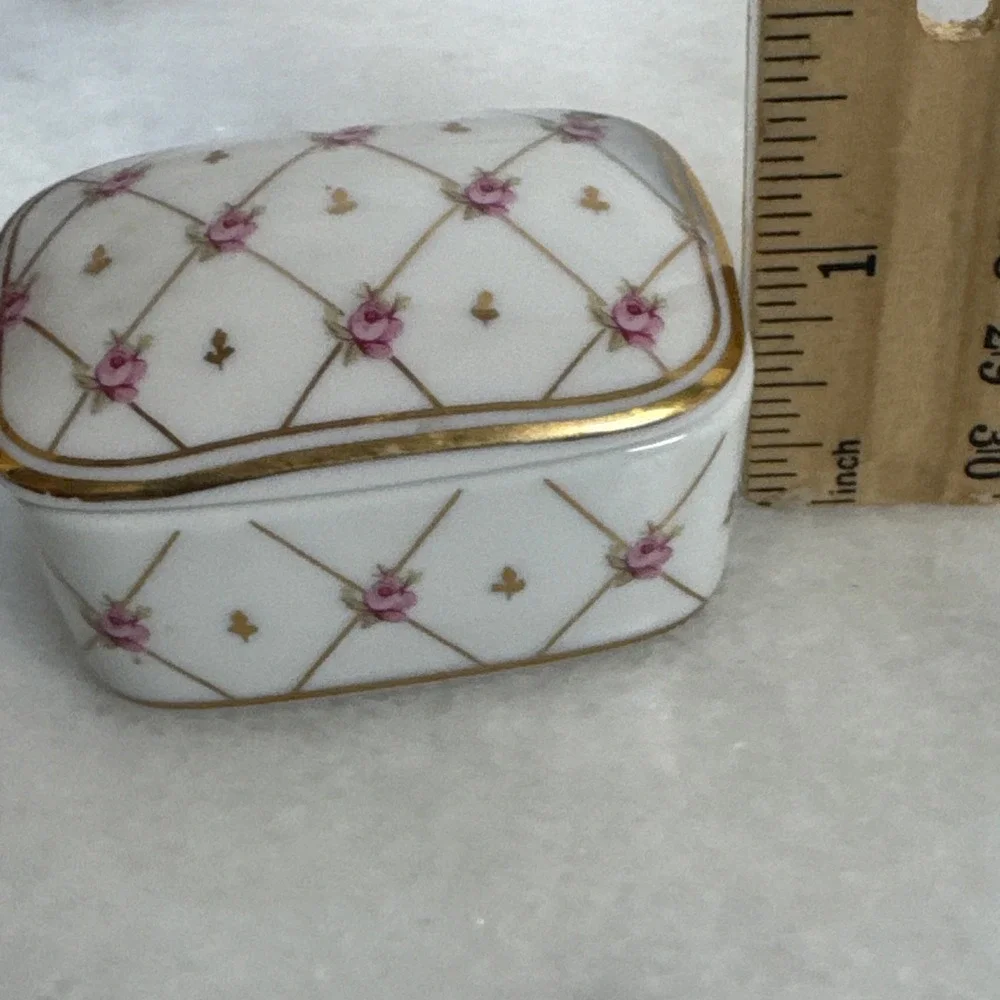 Vintage DAINTY PURPLE FLOWER gold white ceramic trinket jewelry box Japan